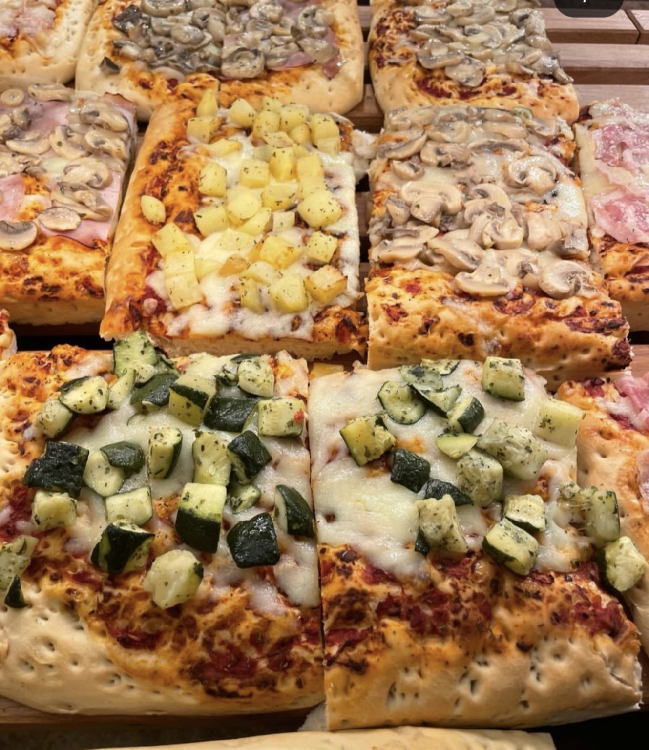 Tranci di pizza e focaccia farcita al banco