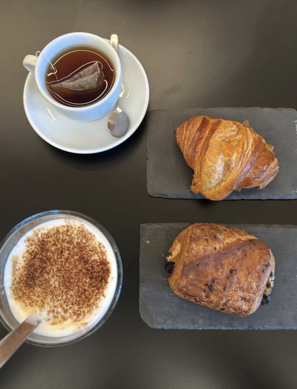 Cappuccino, tè e brioche serviti al Pane di Marty