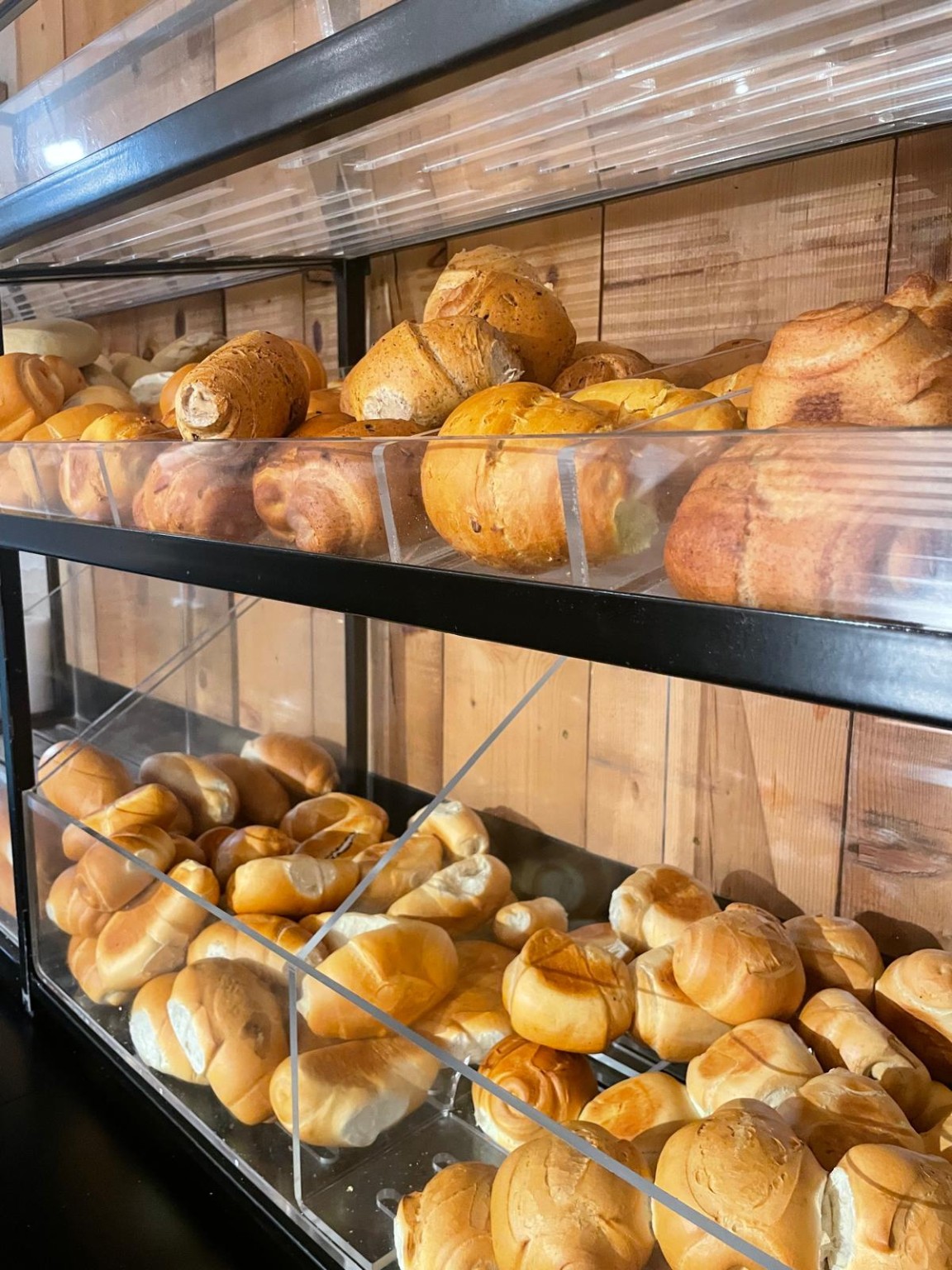 Pane di diverse forme e pezzature esposto nel banco del Pane di Marty