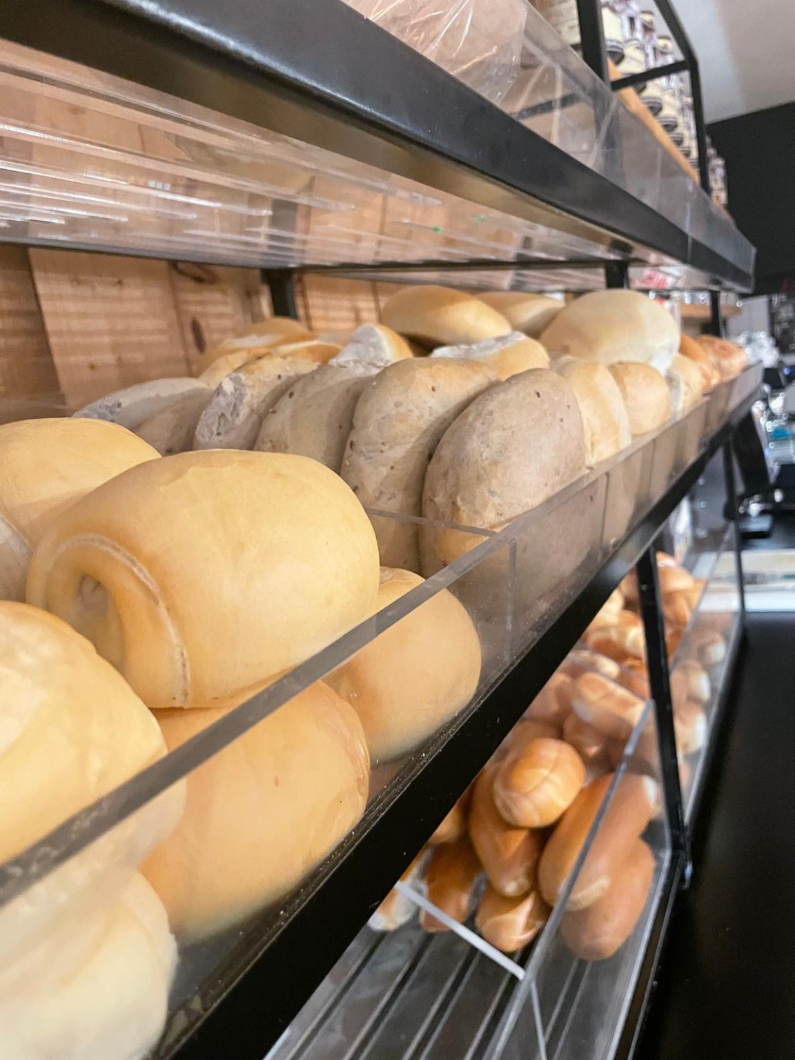 Filoni di pane chiari e rustici allineati nel banco di vendita