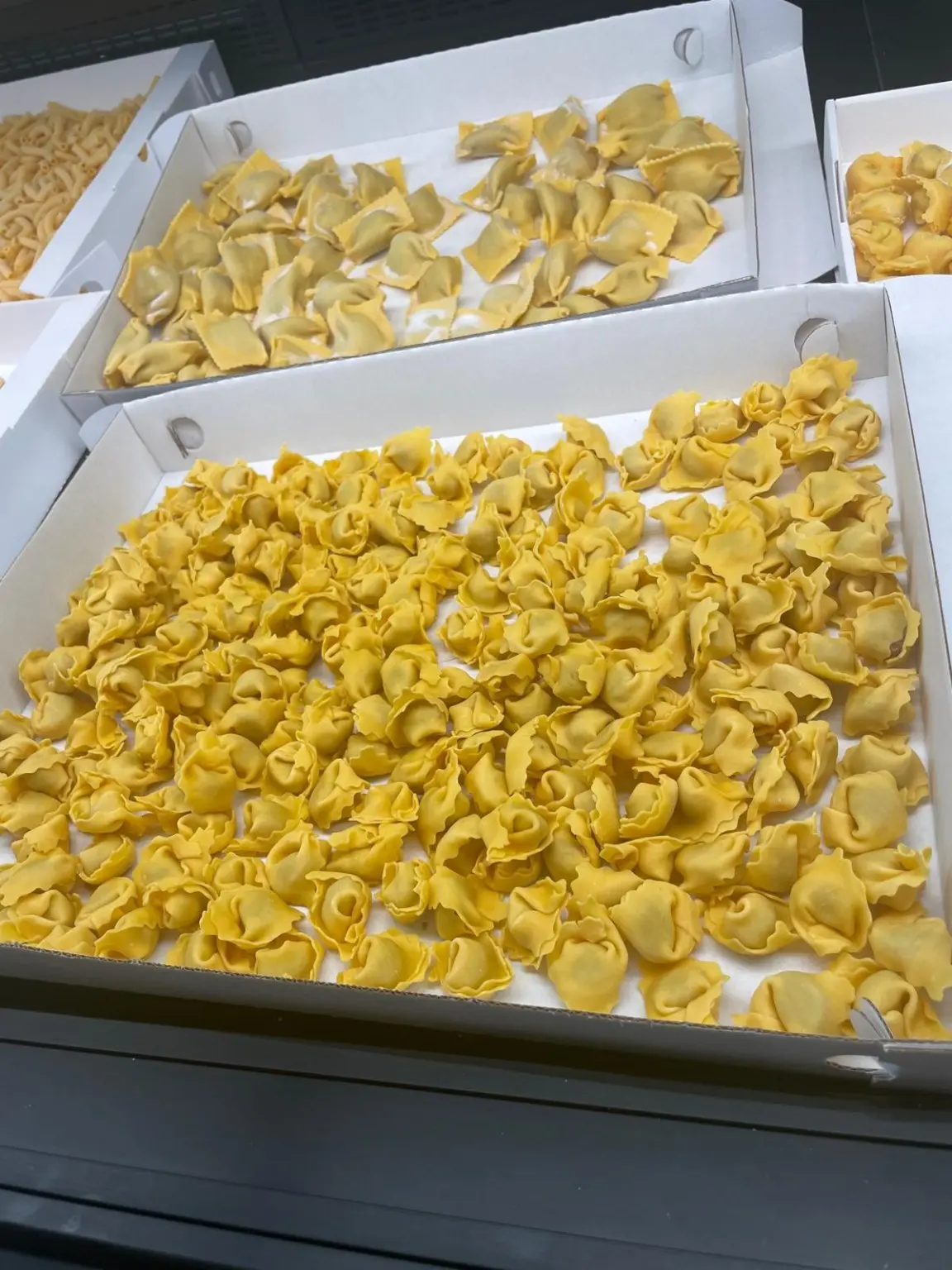 Tortellini freschi all'uovo in vaschette bianche al banco